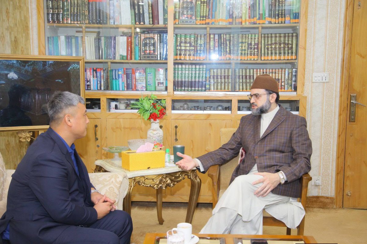 DrHassanQadri's tweet photo. پروفیسر ڈاکٹر حسن محی الدین قادری سے ڈاکٹر وینکانگ لیو کی ملاقات

اسلامی لٹریچر کی ترویج اور ابلاغ کے لیے جدید اے آئی ٹولز کے مؤثر استعمال پر تبادلۂ خیال

لاہور: چیئرمین سپریم کونسل منہاج القرآن انٹرنیشنل پروفیسر ڈاکٹر حسن محی الدین قادری سے سوچہو یونیورسٹی چائنہ کے ڈائریکٹر انٹرنیشنل پارٹنرشپس ڈاکٹر وینکانگ لیو نے ملاقات کی۔ ملاقات میں اسلامی لٹریچر اور تعلیمات کو جدید مصنوعی ذہانت (AI) ٹولز کی مدد سے نوجوان نسل اور عامۃ الناس تک مؤثر انداز میں پہنچانے، ابلاغ کے جدید ذرائع اور اے آئی ٹیکنالوجی کے مثبت و تعمیری استعمال اور باہمی تعاون کے فروغ کے حوالے سے تفصیلی تبادلۂ خیال کیا گیا۔

اس موقع پر پروفیسر ڈاکٹر حسن محی الدین قادری نے گفتگو کرتے ہوئے کہا کہ جدید اے آئی ٹولز اسلامی لٹریچر اور تعلیمات کو وسیع پیمانے پر متعارف کروانے اور نئی نسل تک مؤثر انداز میں پہنچانے میں اہم کردار ادا کر سکتے ہیں۔ ان جدید ذرائع کو مثبت اور تعمیری مقاصد کے لیے بروئے کار لا کر اسلامی تعلیمات اور علمی و فکری سرمایہ کو عامۃ الناس تک پہنچانے کے نئے امکانات سے استفادہ کیا جا سکتا ہے۔

ملاقات میں ناظمِ اعلیٰ منہاج القرآن انٹرنیشنل خرم نواز گنڈاپور، کرنل (ر) خالد جاوید، ڈاکٹر محمد فاروق رانا اور قاضی فیض الاسلام بھی موجود تھے۔

#DrHassanQadri #MinhajulQuran #ai #ArtificialIntelligence
