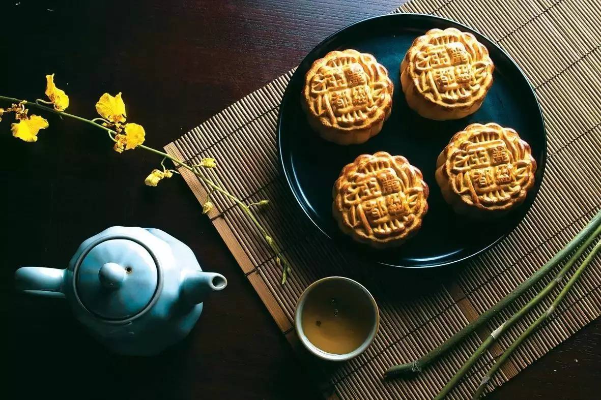 KirkTobiasson's tweet photo. [Happy Mid-Autumn Festival! May the moon’s glow fill your heart with warmth, and mooncakes bring sweet moments with loved ones. ]， https://t.co/vySKAgWCxi