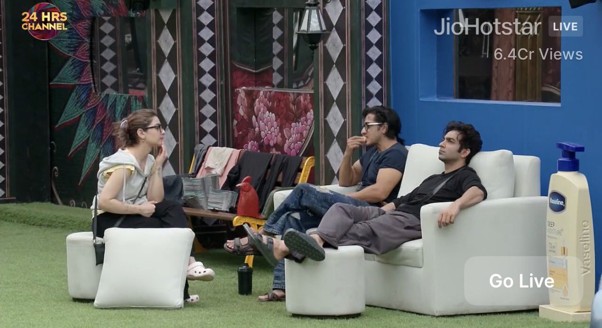 Dhillon_777's tweet photo. Live feed 

#QaziTouqeer upsit with aman and mahi 
He said to #UditiSingh:- mahi or aman ne apne maa baap ke bare me baat ki main chup reh kr suna… lekin jab main bolne lga ehno ne aur baat start kr di.. i don’t like that..

#BiggBoss #BiggBoss20 https://t.co/wpTIj3cWXd