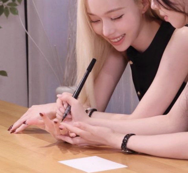 mjkmwntr's tweet photo. One thing about Minjeong is she lets Rina do anything 🥹 need her https://t.co/NmiwLjU9MA