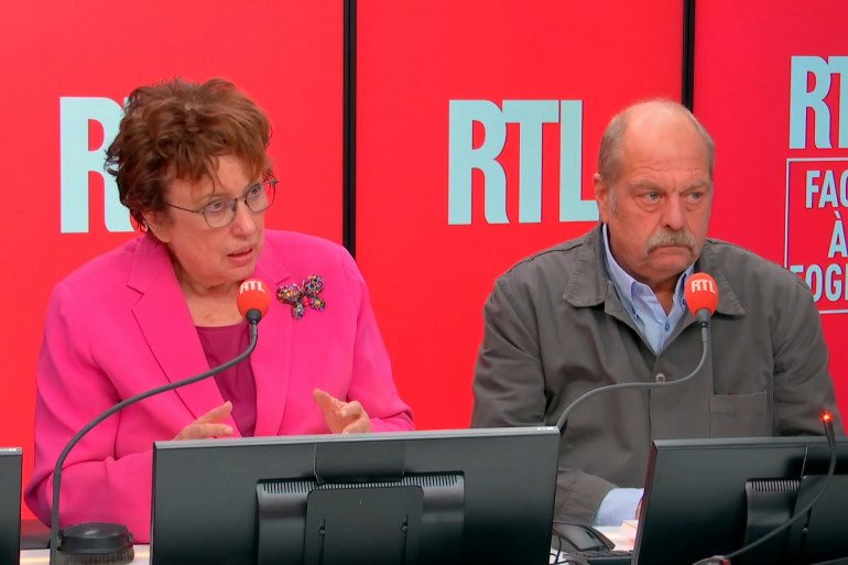 Guigz75116's tweet photo. Deux anciens ministres de Macron qui ont dirigé la Justice et la Culture pendant des années sortent un livre pour expliquer aux Français que le RN, c’est « décidément non ». 

Ils se présentent en résistants de salon, humour noir à l’appui, pendant que les sondages les font rire jaune.

On les retrouve partout : C à vous, RTL, et bientôt sans doute le reste du service public. Même scénario, mêmes formules, mêmes « 120 brebis galeuses ». Comme si le pays n’avait pas déjà entendu mille fois le même couplet depuis 2002.

Le plus savoureux, c’est le timing. Après avoir occupé les ministères, après avoir vu la délinquance, les prisons et le débat public évoluer sous leurs yeux, ils débarquent maintenant avec un ouvrage de 200 pages pour nous expliquer que tout va basculer si on ne les écoute pas. 

On dirait deux pompiers qui reviennent commenter l’incendie qu’ils ont eux-mêmes supervisé.

« Amoureux de la liberté de ton », disent-ils. Liberté de ton qui consiste surtout à occuper les mêmes plateaux depuis vingt ans pour dire que l’autre camp n’a pas le droit d’exister. 
Le RN n’a qu’à bien se tenir : les deux pitres du régime précédent ont décidé que c’était encore à eux de fixer les limites du débat.

Et les ventes ? Je vous les annonce déjà : quelques centaines d’exemplaires, un trou noir intersidéral. Couverture médiatique maximale, rayon librairie désert. 

 On attend le prochain tome : « Décidément oui, mais seulement si c’est nous qui décidons. »