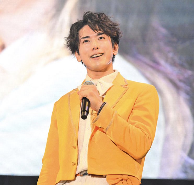 ma22_yu6's tweet photo. たくさんの人がアップしてくれてるけど、コヤソニのじんくんかっこいい(≧∀≦)髪型が久々にフワッとした感じで好き🧡少しトカッチ風味を感じる🛤️😊 https://t.co/BMxaAJxqQg