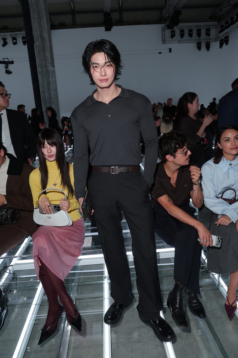 mintmag_th's tweet photo. ฮอตทะลุจอ! เสิร์ฟความฮอตของหนุ่ม ‘วิน เมธวิน’ Prada Ambassador ร่วมชมแฟชั่นโชว์ Prada คอลเล็กชั่น Spring Summer 2027 Womenswear Show ที่จัดขึ้นเมื่อวันอังคารที่ผ่านมา ณ มิลาน อิตาลี เรียกได้ว่าจะมุมไหนก็เจอแต่ความหล่อเลยทีเดียว 💚

WIN DEFINES PRADA SS27
#PRADASS27xWIN 
#winmetawin 
#PRADASS27 
#PRADA 
#MintNews