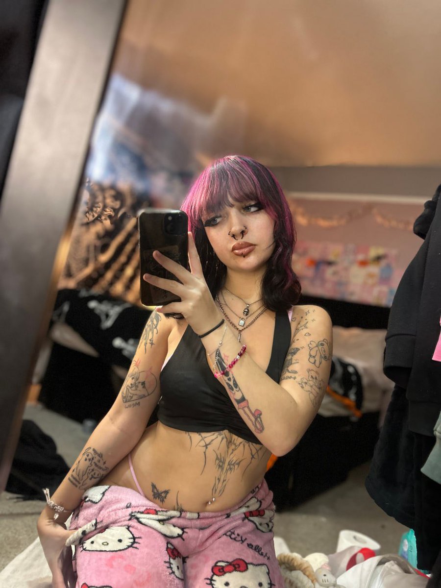 FIXIEbabby's tweet photo. looking a little too good today 💜 https://t.co/ecsGv2eZXq