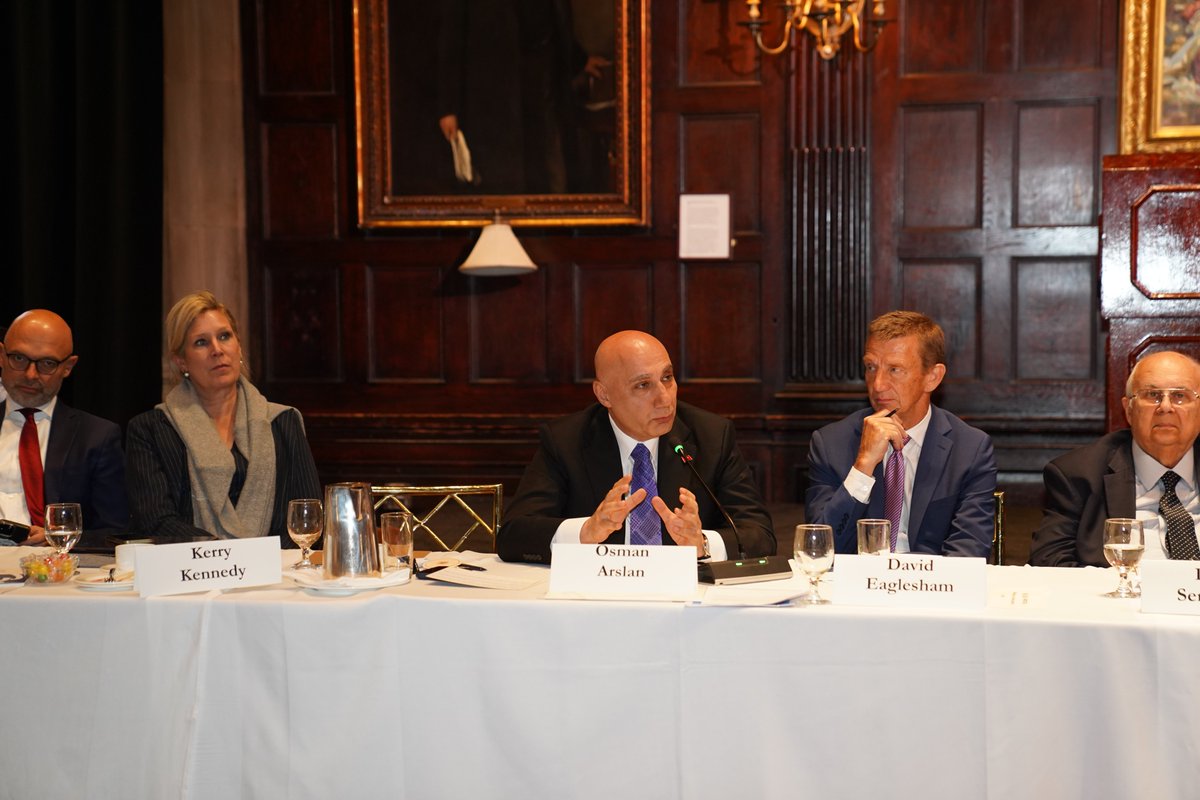 VakifBank's tweet photo. Genel Müdürümüz Sayın Osman Arslan, New York İklim Haftası kapsamında Harvard Club’da, Jean Baderschneider moderatörlüğünde düzenlenen “From Ambition to FID: How COP31 Can Make Climate Commitments Investable” paneline katıldı.

Uluslararası düzeydeki kamu ve iş dünyası temsilcilerinin yer aldığı panelde Genel Müdürümüz, Türkiye’nin yenilenebilir enerji dönüşümünün hızlandırılmasında finans sektörünün rolünü VakıfBank perspektifinden değerlendirdi.

Bankaların yalnızca finansman sağlayan değil, sermayeyi doğru projelerle buluşturan ve sürdürülebilir yatırımların ölçeklenmesine katkı sağlayan önemli bir aktör olduğunu ifade etti.
#NewYorkClimateWeek #VakıfBank #SürdürülebilirKalkınma
