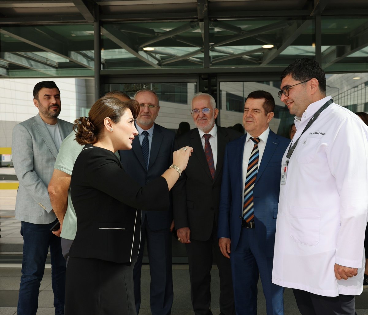 ggcemiyeti's tweet photo. Gaziantep Gazeteciler Cemiyeti Başkanı Meral Ay ve beraberindeki yönetim kurulu üyeleri, Gaziantep Şehir Hastanesi Başhekimi Prof. Dr. Ahmet Uluşan’a hayırlı olsun ve teşekkür ziyaretinde bulundu. https://t.co/zPOv3RYzlW