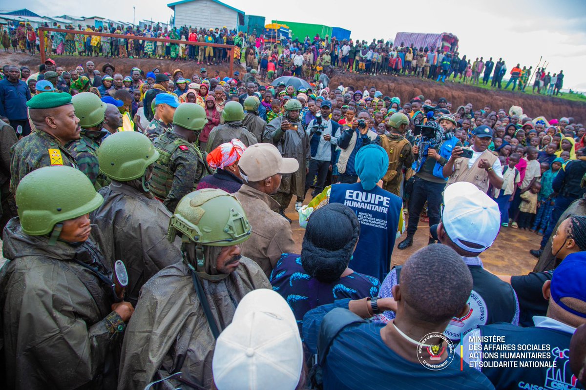 Evebazaiba's tweet photo. Face à la situation de vulnérabilité de nos compatriotes déplacés internes, le gouvernement se montre particulièrement attentif. Au site de Djaïba à Djugu, je suis venue apporter assistance humanitaire d’urgence et lancer le mécanisme de retour sécurisé pour ces populations. https://t.co/9Hxc5Tk0ue