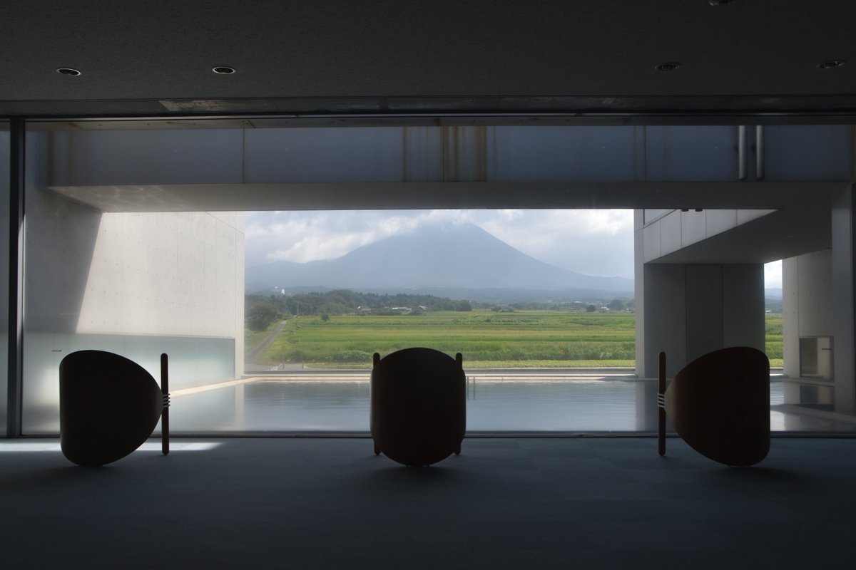 myata_kyoto758's tweet photo. #植田正治写真館 
鳥取が産んだ写真家植田正治の記念館で、高松伸の設計。カメラ内部のような展示室と、その隙間で周りの景色を切り取る写真のような空間が並ぶ。

映像展示室はカメラの仕組みを利用した機械のような建築だった。 https://t.co/grO3uJuUj7