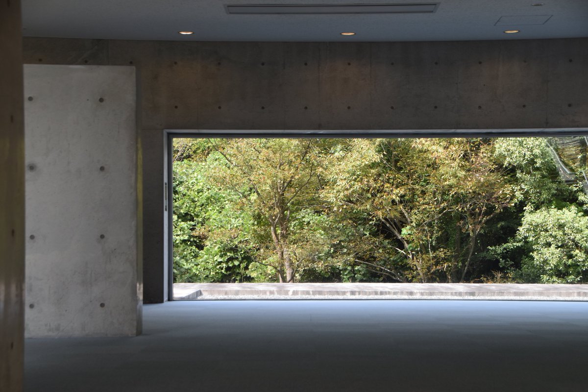 myata_kyoto758's tweet photo. #植田正治写真館 
鳥取が産んだ写真家植田正治の記念館で、高松伸の設計。カメラ内部のような展示室と、その隙間で周りの景色を切り取る写真のような空間が並ぶ。

映像展示室はカメラの仕組みを利用した機械のような建築だった。 https://t.co/grO3uJuUj7