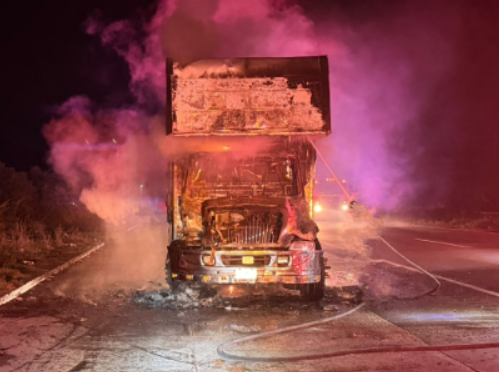 GN_Carreteras's tweet photo. #Tomeprecauciones en #Veracruz se registra cierre parcial de circulación por #Vehiculoincendiado cerca del Km 015+000 de la carretera Minatitlán-Córdoba con dirección a Córdoba. Atienda indicación vial. https://t.co/IJoR17yzDr