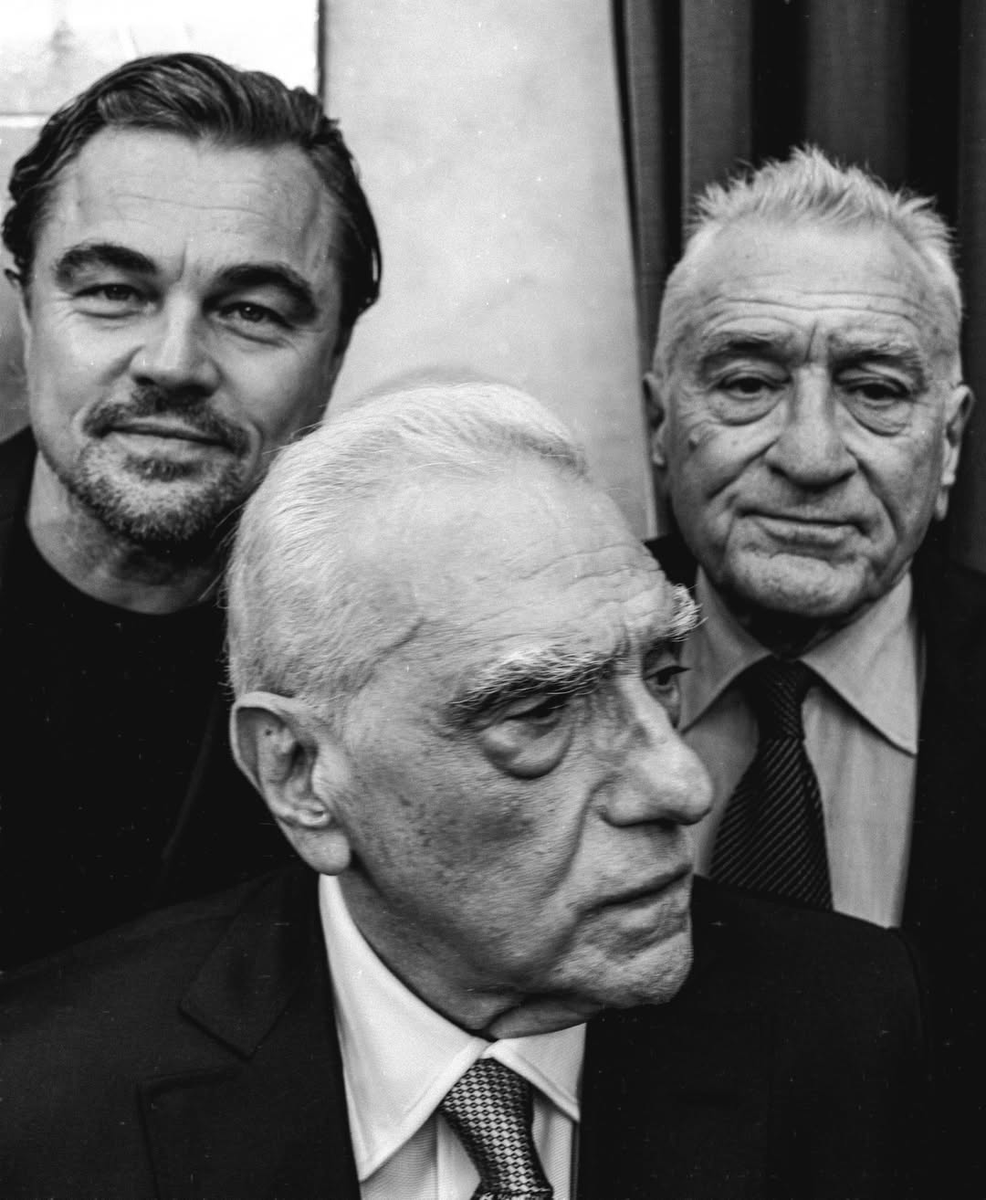 kinopoiskru's tweet photo. Абсолютные легенды синемы: Мартин Скорсезе, Роберт Де Ниро, Леонардо ДиКаприо и Дэниэл Дэй-Льюис сфотографировались вместе. 

Эмманюэль Макрон наградил Де Ниро и Скорсезе орденом Почетного легиона. На прием пришли и их коллеги.

Фото: JR https://t.co/pMn3TfsdDI