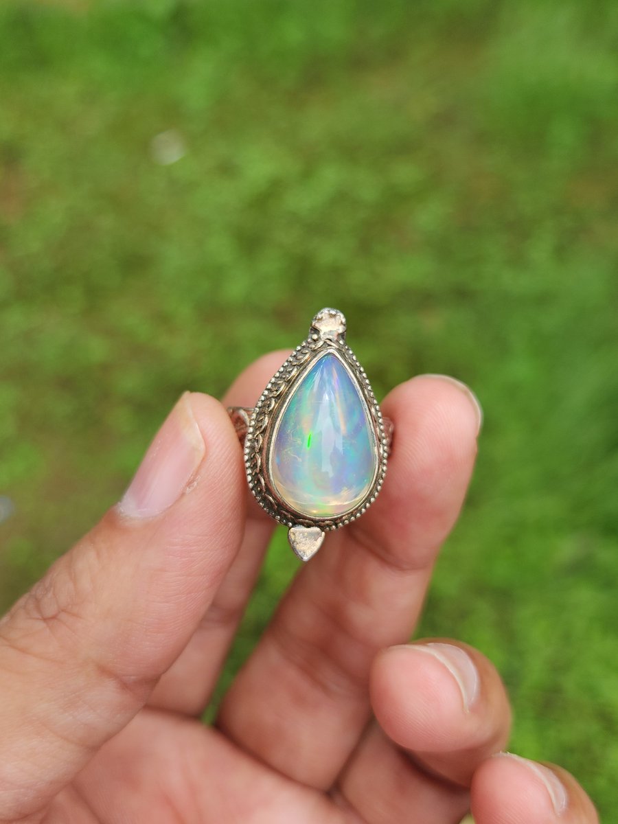 ShwasamC's tweet photo. Why is everyone suddenly choosing this beautiful finger ring? https://t.co/19BhaGjtO8