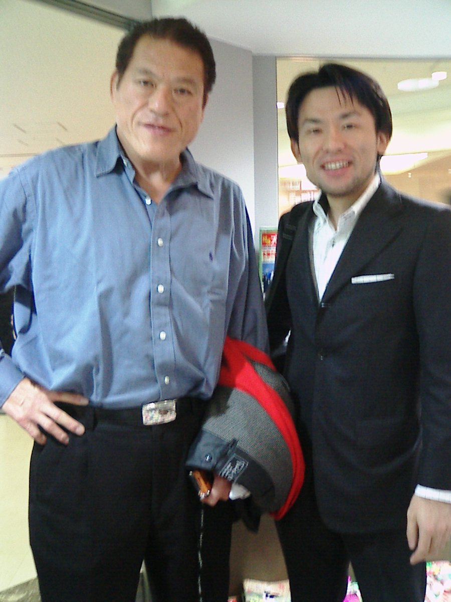 RESTEC_Training's tweet photo. コンゴ民の話④
コンゴの公用語はフランス語ですが、リンガラ語という現地語もよく使われています。このリンガラ語、実は日本語にもなっていて、知らず知らず使われています。

時は1974年に遡りますが、キンシャサのラファエル・スタジアム（右の写真）でモハメド・アリとジョージ・フォアマンの世界統一ヘビー級の試合がありました。当時、モハメド・アリは30歳を過ぎて下り坂、ジョージ・フォアマンは20代で上り調子。試合前の予想はジョージ・フォアマン有利でした。

アリはキンシャサの子供たちにボクシングを教えたりしていたので、観衆はアリを応援していました。リンガラ語で、「殺せ、やっつけろ」を「Boma」、「彼、やつ」を「Ye」と言うのですが、観衆は「Ali, Boma Ye」と応援したそうです。当時子供だった私の友人も、スタジアムの外で（満員で中には入れない）、アリを応援していたそうです。

この応援に後押しされ、アリはフォアマンに勝利します。日本では「キンシャサの奇跡」と呼ばれています。この時のアリの応援「Ali, Boma Ye」は、後にアリから猪木に贈られて「猪木ボンバイエ」になりました。