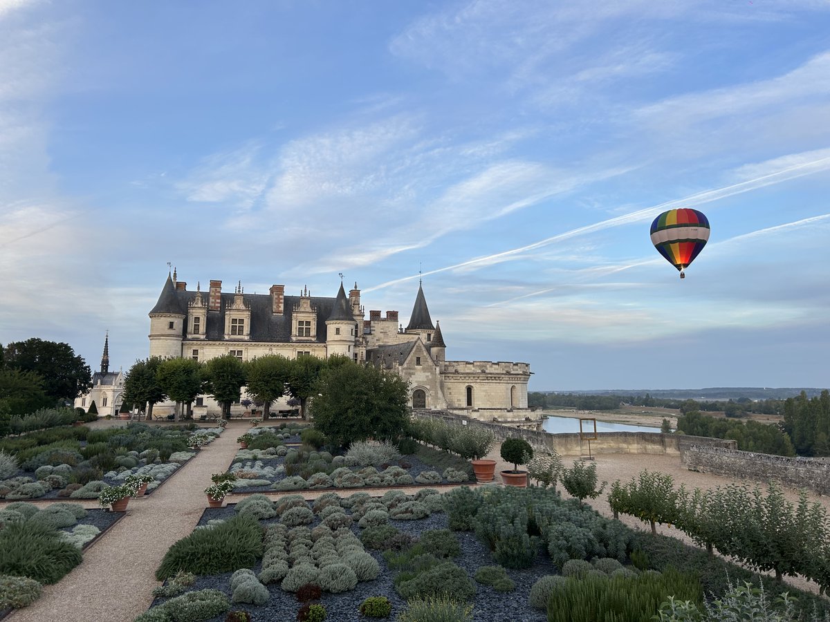 ChateauAmboise's tweet photo. 🎈Prendre un peu de hauteur... Les montgolfières sont nombreuses (et matinales) ces jours-ci dans le ciel d'Amboise !📷 : fondation Saint-Louis. 
#Amboise #Touraine #ValdeLoire #sunrise https://t.co/JNqfBbId4W