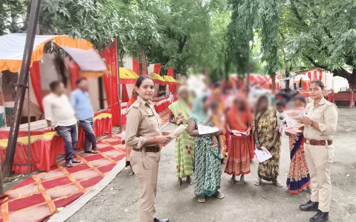 ghazipurpolice's tweet photo. दिनांक 24.09.2026 को जनपद गाजीपुर के #थाना करंडा की मिशन शक्ति टीम द्वारा #मिशन_शक्ति_फेज_5 (द्वितीय चरण)के तहत महिलाओं/बालिकाओं/छात्राओं को #WomenPowerline-1090, 181, 112 #CMHelpline-1076 व विभिन्न योजनाओं के बारे मे जागरूक कर पम्पलेट वितरित किया गया। #WomenEmpowermen
#MissionShakti5
#नारी_सुरक्षा_सम्मान_स्वावलंबन
@Uppolice
@IgRangeVaranasi