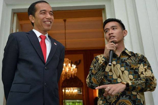 arifbalikpapan1's tweet photo. Bawaslu tak diberi akses. KPU tak melakukan verifikasi langsung.

Semua ini terjadi saat yang sedang diverifikasi adalah syarat pencalonan Gibran, putra Jokowi.

Kebetulan? Silakan publik menilai.

Tapi satu pertanyaan sulit dihindari:

Kenapa urusan administrasi negara bisa terasa begitu istimewa ketika menyangkut keluarga Jokowi?