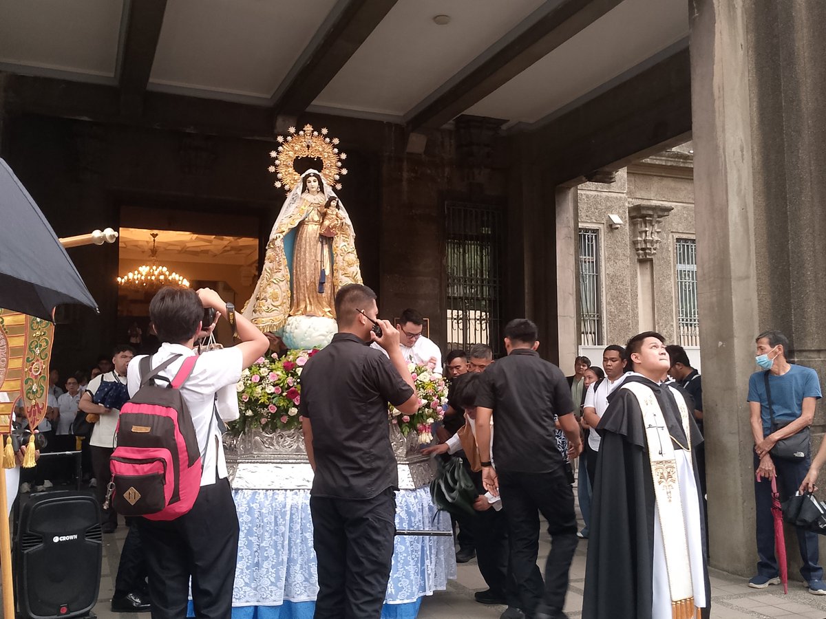jopay_theflame's tweet photo. @abtheflame UST Parish Priest Fr. Glen Mar Gamboa, O.P., leads the opening rites of the enthronement of the Marian image of Santísimo Rosario at the UST Plaza Mayor. | @abtheflame https://t.co/xOuPDe94ha