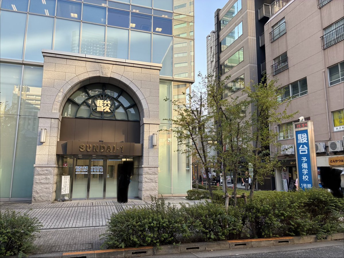 kawauso_kauhana's tweet photo. 来たぜ、聖地御茶ノ水

予想してたエクセルシオールカフェはドンピシャ！💪✨
外壁の模様が完全に一致した！

#薫る花は凛と咲く https://t.co/JesvGbDe4u