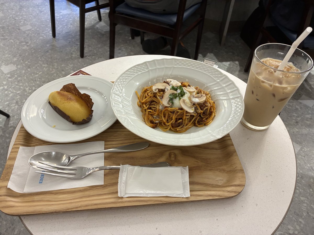 kawauso_kauhana's tweet photo. 来たぜ、聖地御茶ノ水

予想してたエクセルシオールカフェはドンピシャ！💪✨
外壁の模様が完全に一致した！

#薫る花は凛と咲く https://t.co/JesvGbDe4u