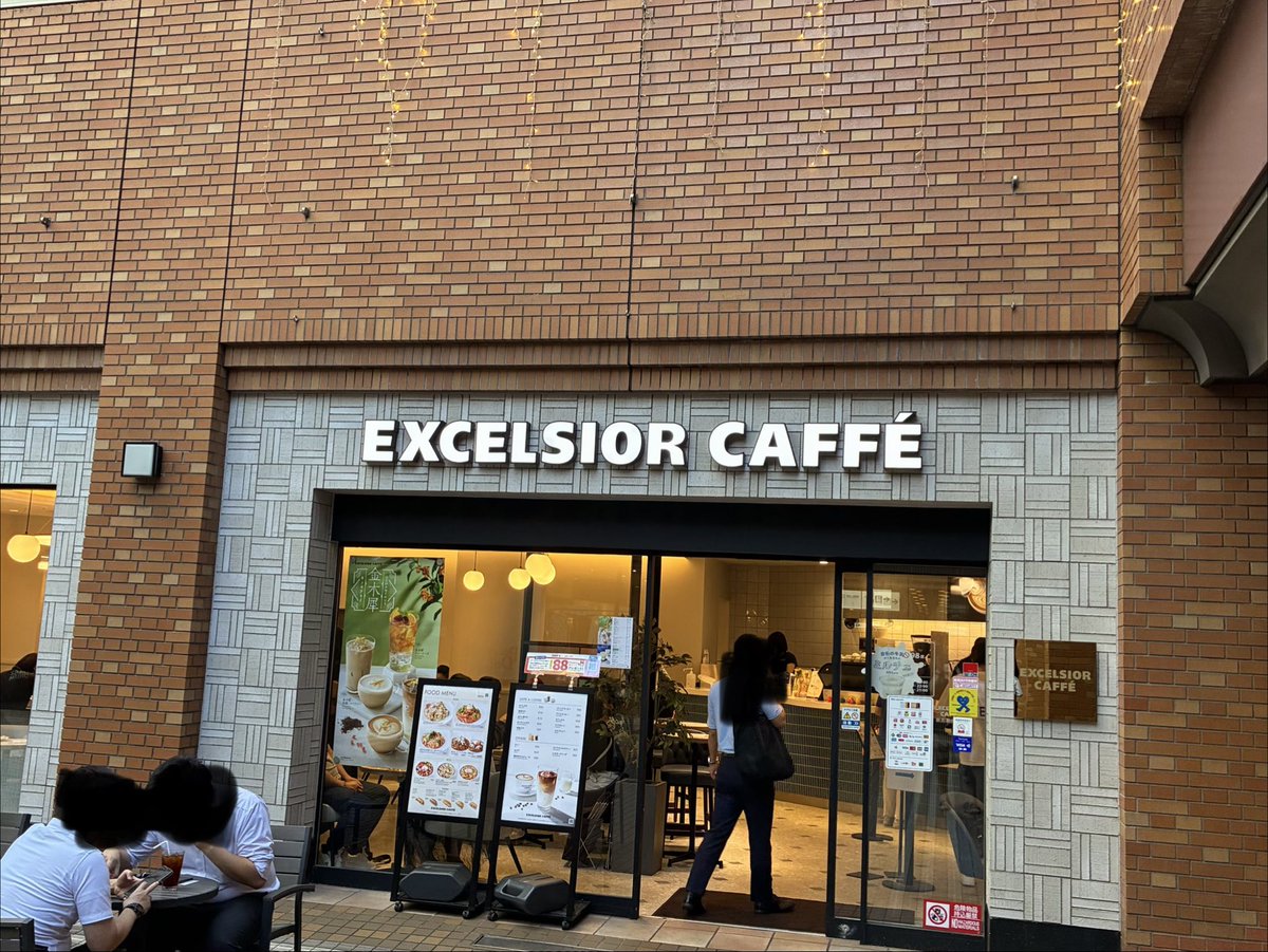 kawauso_kauhana's tweet photo. 来たぜ、聖地御茶ノ水

予想してたエクセルシオールカフェはドンピシャ！💪✨
外壁の模様が完全に一致した！

#薫る花は凛と咲く https://t.co/JesvGbDe4u