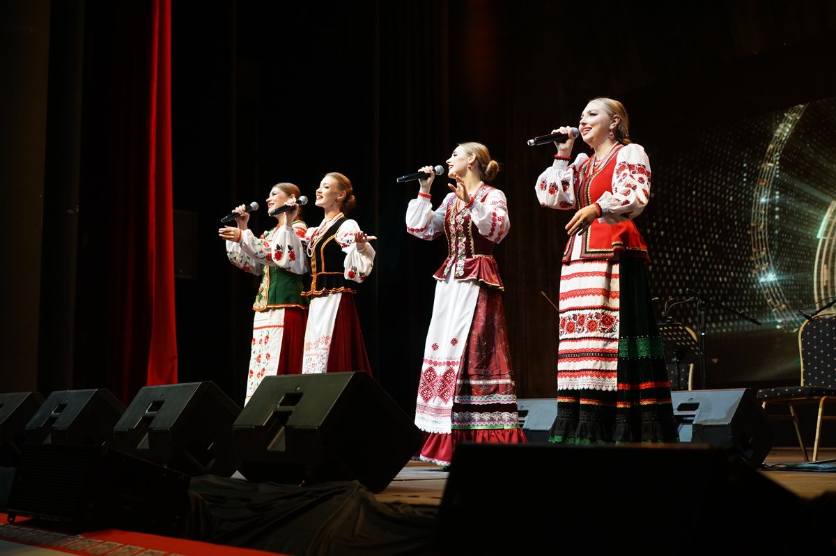 russembkenya's tweet photo. 🇷🇺🎶Russian Culture Day was held in Nairobi!
@CultureCentreKE hosted a concert by Folk Ensemble “Russia”.
Russian folk music concert brought Russian songs, music and traditions to a full house, strengthening bilateral cultural and humanitarian ties.
More: https://t.co/Wex7GGrqMr https://t.co/wCifmHDtKm