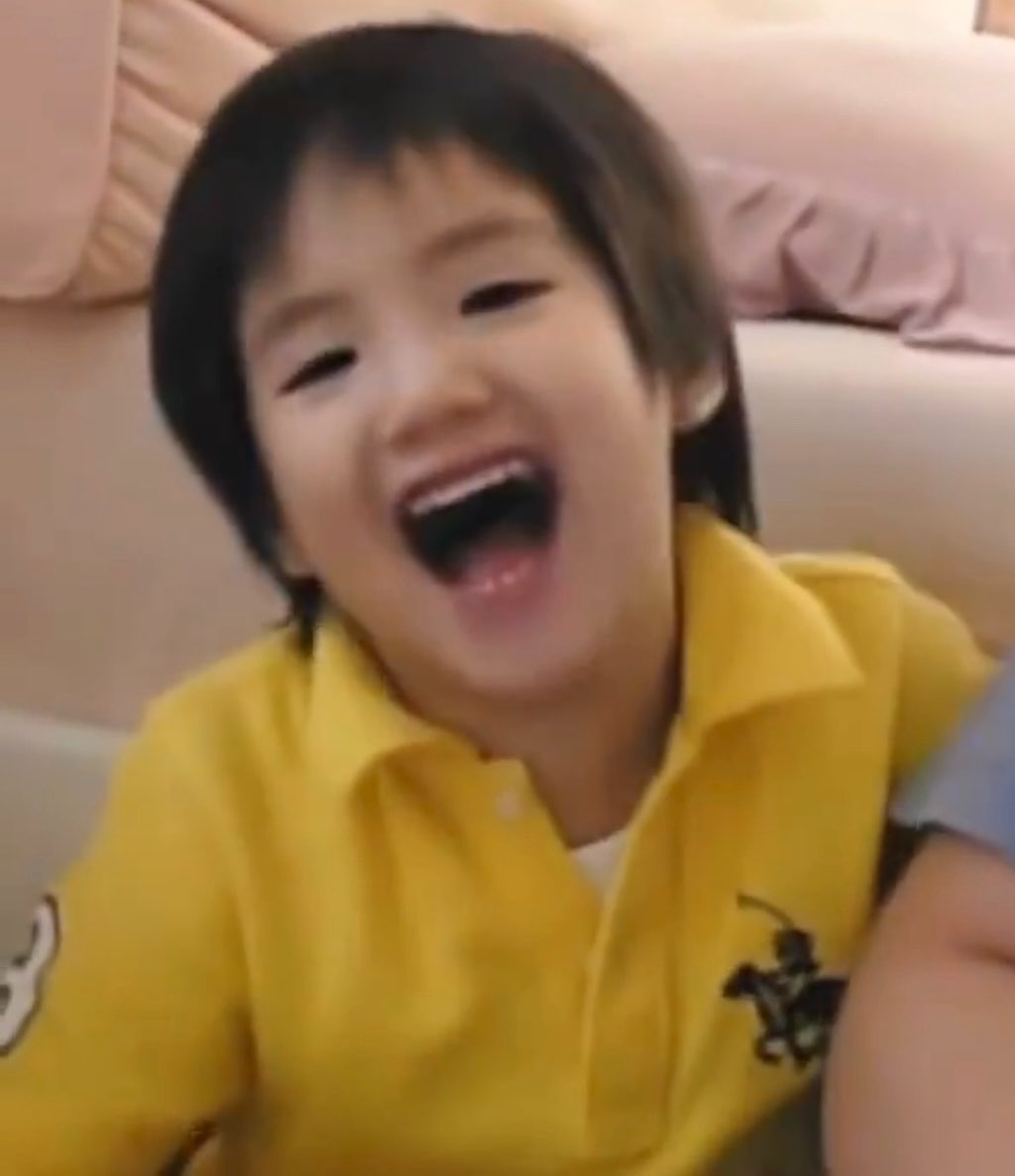 phuisgatekeep's tweet photo. น่ารักจัง ตัวแค่นี้เองมาให้กะล้มใจเพื่อนด้วย🤏😆💓✨#Phutatchai https://t.co/w6RkPQeZcl