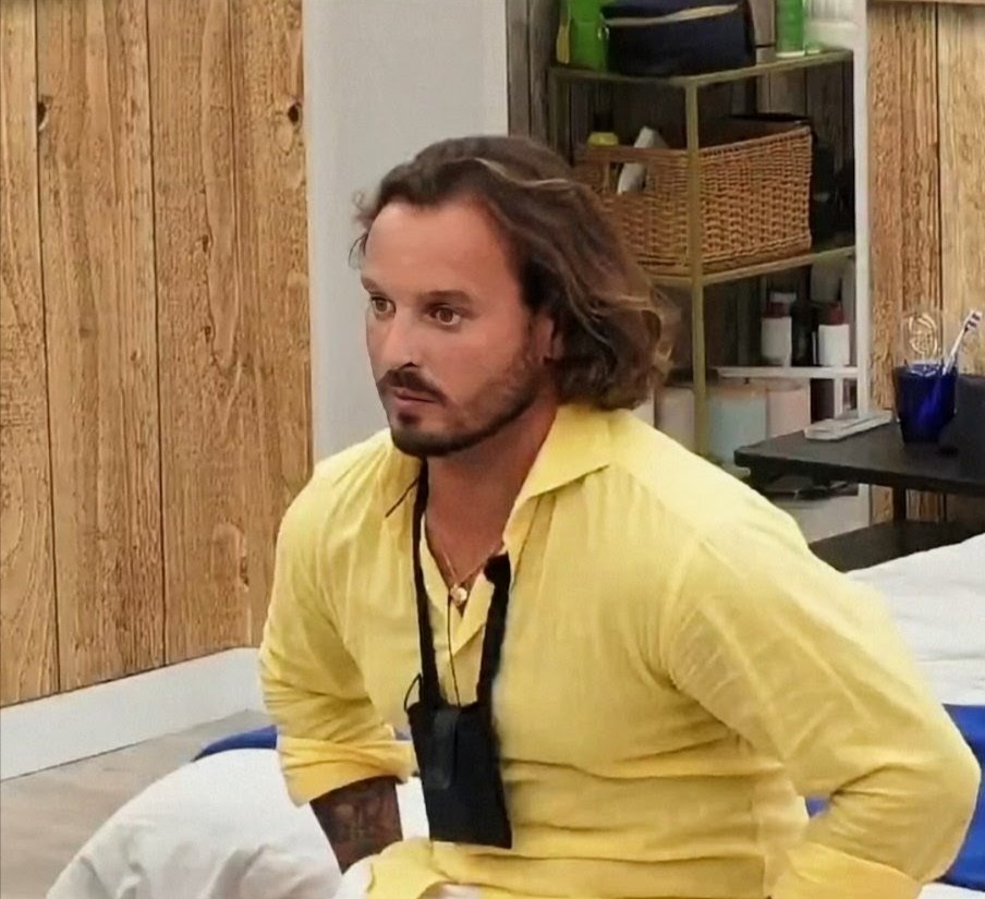 TeamMiguel8970's tweet photo. Seguimos juntos, contra todos os cancelamentos, @Miguelvicentebb! 🫡
Como tu dizes, és humano e como todos os humanos erras, voltas a errar e aprendes com os erros. Os que te julgam por tudo e por nada são perfeitos... perfeitos hipócritas! 
Bora bora e deixa arder! 🔥
#bbtvi https://t.co/AI0on6EHtr