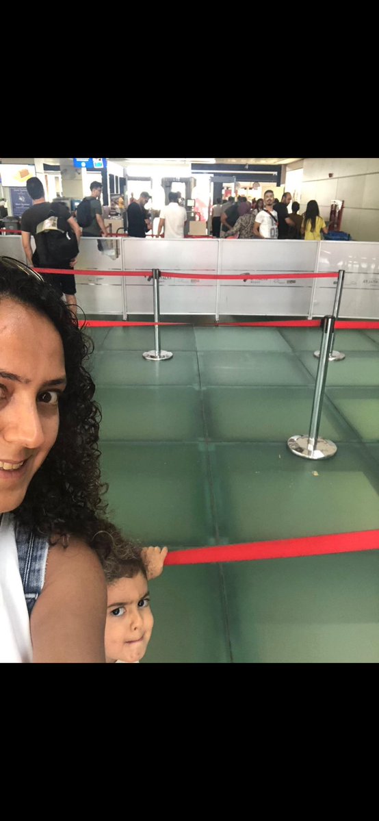 erdm08's tweet photo. Benim oğlum da babasından uzak kalacağını biliyor.Zaten yüzündeki ifade her şeyi açıklıyor. Çocukların yeri havaalanlarının giden peronları değil anne babalarının birlikte yaşadıkları evleridir.
#MebAileyiYOKsaydı https://t.co/VDml82wV4U