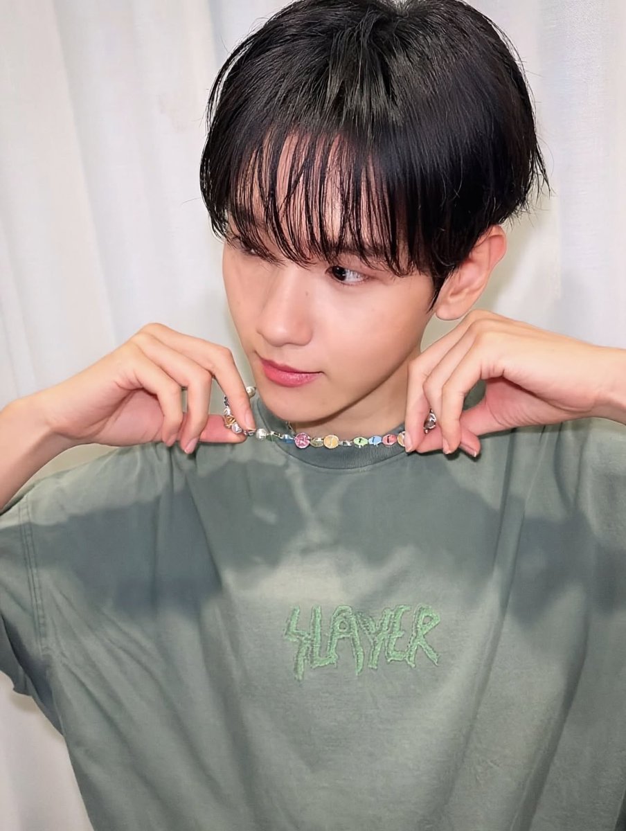 litolbobohu's tweet photo. BAEKHYUN IS WEARING THE EZREAL NECKLACE!!! https://t.co/qlLpgLxuUN