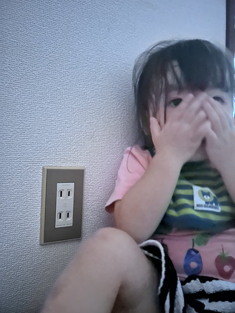 ao86_11's tweet photo. 人の頭ぶっ叩いてくるから、振り向いたらこれ笑
2歳おなじみの隠れ方笑笑 https://t.co/P7616gCm9o