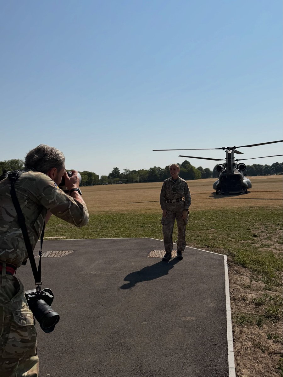 Rafamanchaverde's tweet photo. Just another day at the office with the British Army. https://t.co/WEfta8z47r