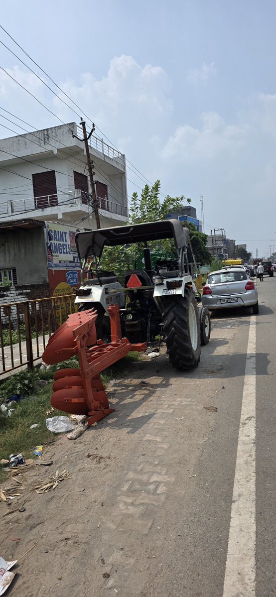 concernedbpt's tweet photo. 🚨 बागपत में व्यस्त सड़क पर खुलेआम अतिक्रमण — प्रशासन से तत्काल कार्रवाई ���ी मांग

राष्ट्र वंदना चौक, बागपत से मेरठ की तरफ चलने पर  मात्र लगभग 300 मीटर की दूरी पर स्थित एक ट्रैक्टर एजेंसी द्वारा सड़क/सार्वजनिक मार्ग पर इस प्रकार अतिक्रमण किया गया है कि व्यस्त मार्ग पर आवागमन प्रभावित हो रहा है।

सबसे गंभीर बा�� यह है कि इसके आसपास हायर सेकेंडरी स्कूल तथा Canara Bank, Bank of Baroda और Punjab & Sind Bank जैसे बैंक स्थित हैं। इस मार्ग से प्रतिदिन बड़ी संख्या में स्कूली बच्चे, बैंक कर्मचारी और आम नागरिक गुजरते हैं।

➡️ यह अतिक्रमण यातायात व्यवस्था के साथ-साथ पैदल चलने वाले नागरिकों और स्कूली बच्चों की सुरक्षा के लिए भी गंभीर समस्या पैदा कर सकता है।

मैं DGP Traffic, UP Police, Baghpat Police, जिलाधिकारी बागपत एवं पुलिस अधीक्षक बागपत से अनुरोध करता ह���ँ कि कृपया मौके का तत्काल निरीक्षण करवाकर नियमों के अनुसार अतिक्रमण हटाने की कार्रवाई सुनिश्चित करें।

📢 मैं इस मामले की प्रगति को सार्वजनिक रूप से साझा करता रहूँगा और जब तक अतिक्रमण हटाकर मार्ग को स���चारु नहीं किया जाता, तब तक नियमित अपडेट पोस्ट करता रहूँगा।

कृपया इस मामले को संज्ञान में लेकर आवश्यक कार्रवाई करें।

@Uppolice @uptrafficpolice @baghpatpolice @dgpup
@BagpatDm @baghpat_sp @myogiadityanath
#Baghpat #TrafficPolice #Encroachment #RoadSafety #UPPolice #BaghpatPolice