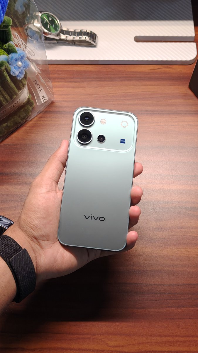 fossbytes14's tweet photo. 🚨 First look at the vivo V80 in Horizon Blue 

What do you think about this design?
#vivo #vivoV80 https://t.co/28xMtsuYMd