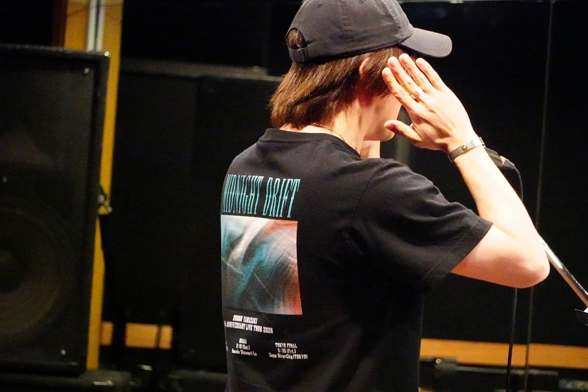 enterstage_jp's tweet photo. 【ライナーノーツ】
山﨑晶吾 1st EP『Midnight Drift』――10周年の感謝を鳴らす7つの物語

記事はこちら↓↓↓
https://t.co/Dm0ubTh9Nz

▶楽曲制作の裏側を取材！EPまるごと解説していただきました
▶いよいよ明日、ツアーファイナル！

#山﨑晶吾 https://t.co/p4i5eehJKd