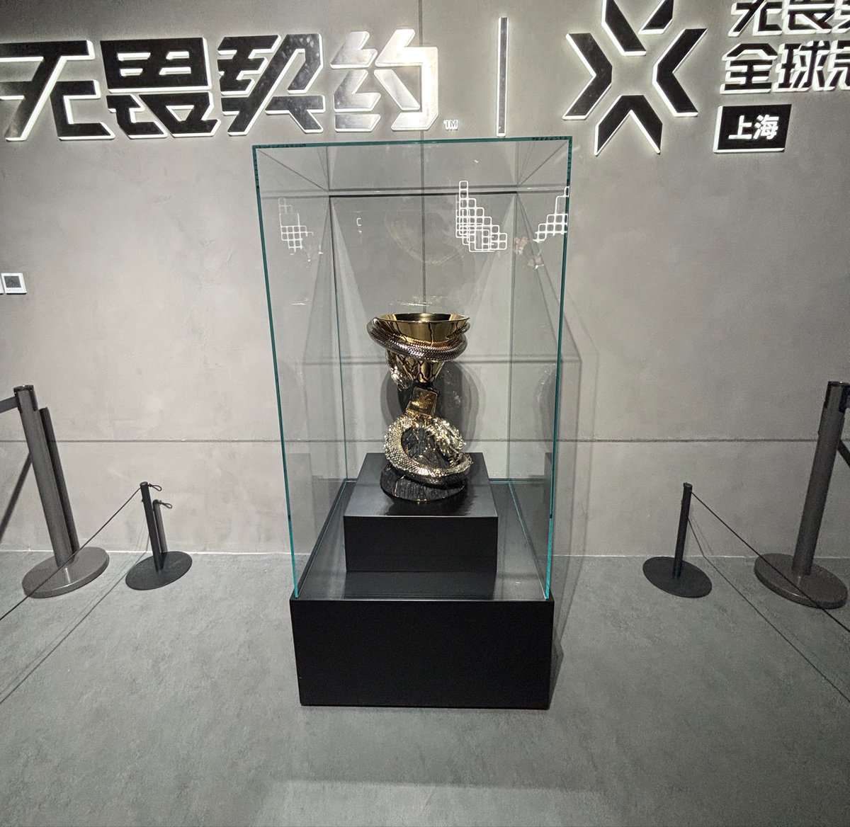 TonelloTV's tweet photo. A taça do #VALORANTChampions 2026, em exposição no PC Bang especial de VALORANT x Balenciaga.

Insano. https://t.co/w9enLFm1uJ
