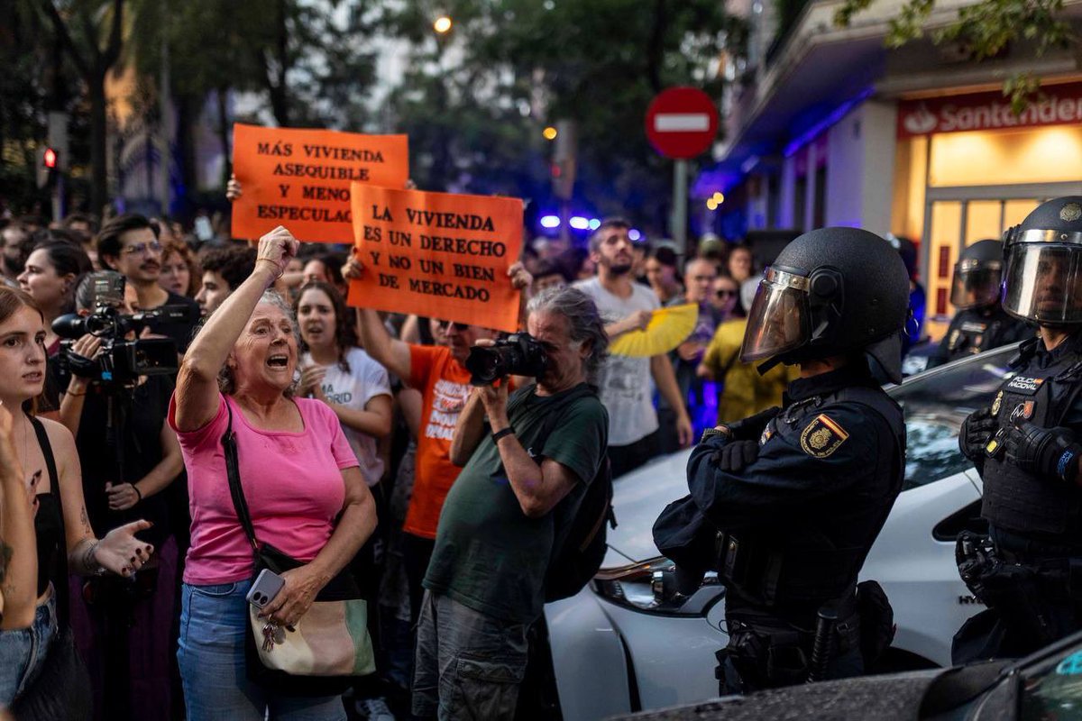 manuelabergerot's tweet photo. Ayer Madrid dijo basta. Por el derecho a la vivienda, por el derecho a la ciudad. 

Nuestras vidas no son carne para los buitres. https://t.co/GCwLZWBPdD
