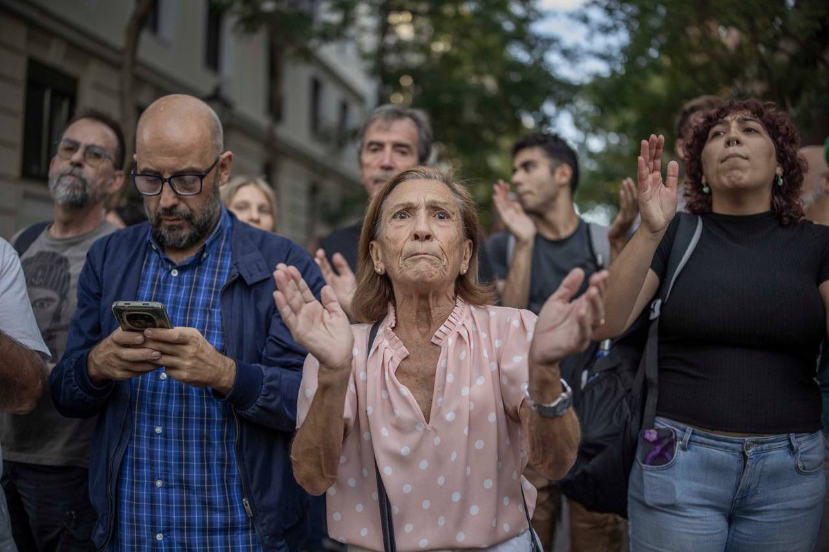 manuelabergerot's tweet photo. Ayer Madrid dijo basta. Por el derecho a la vivienda, por el derecho a la ciudad. 

Nuestras vidas no son carne para los buitres. https://t.co/GCwLZWBPdD
