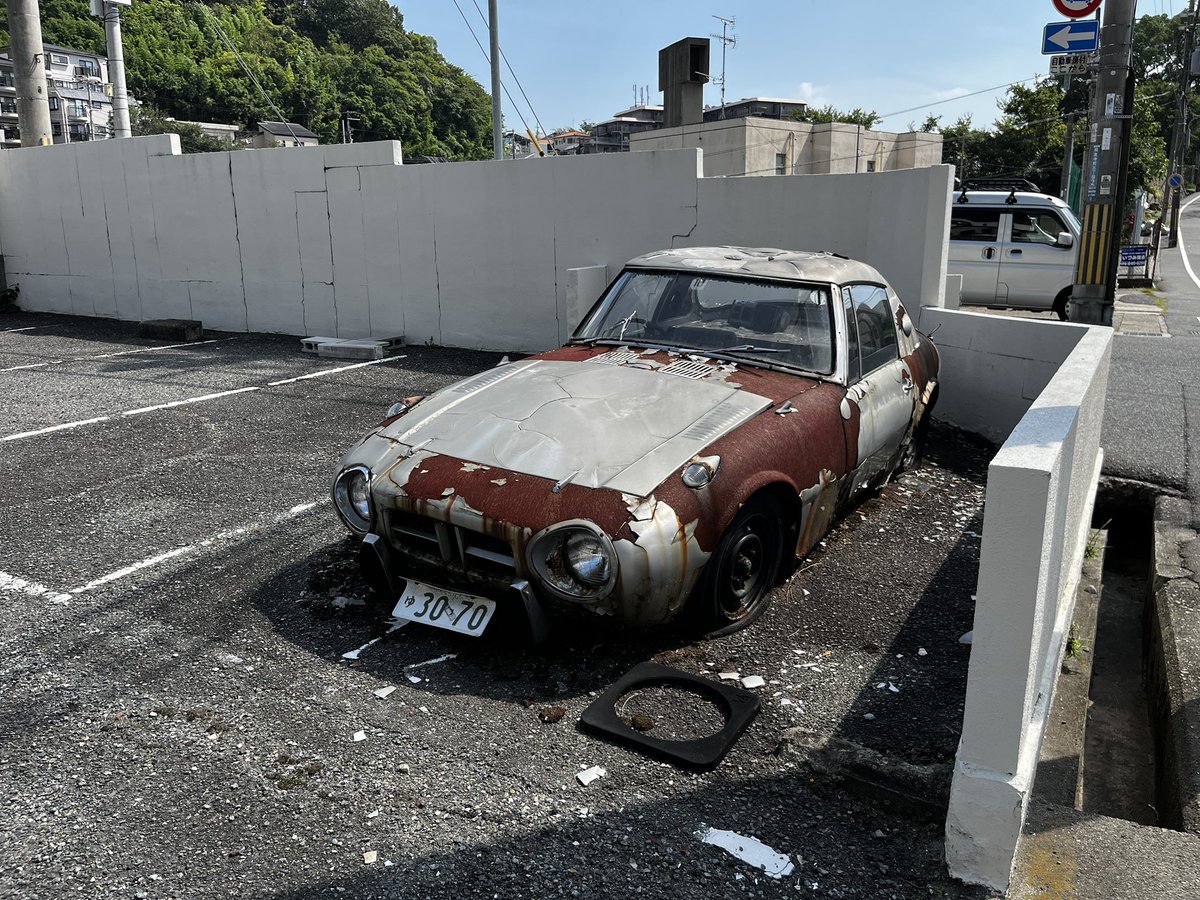 kurosawa6502's tweet photo. 神戸の駐車場にて。レストアでもするんかと思ったがガラスも割れて雨ざらし https://t.co/RRzhEe12tM