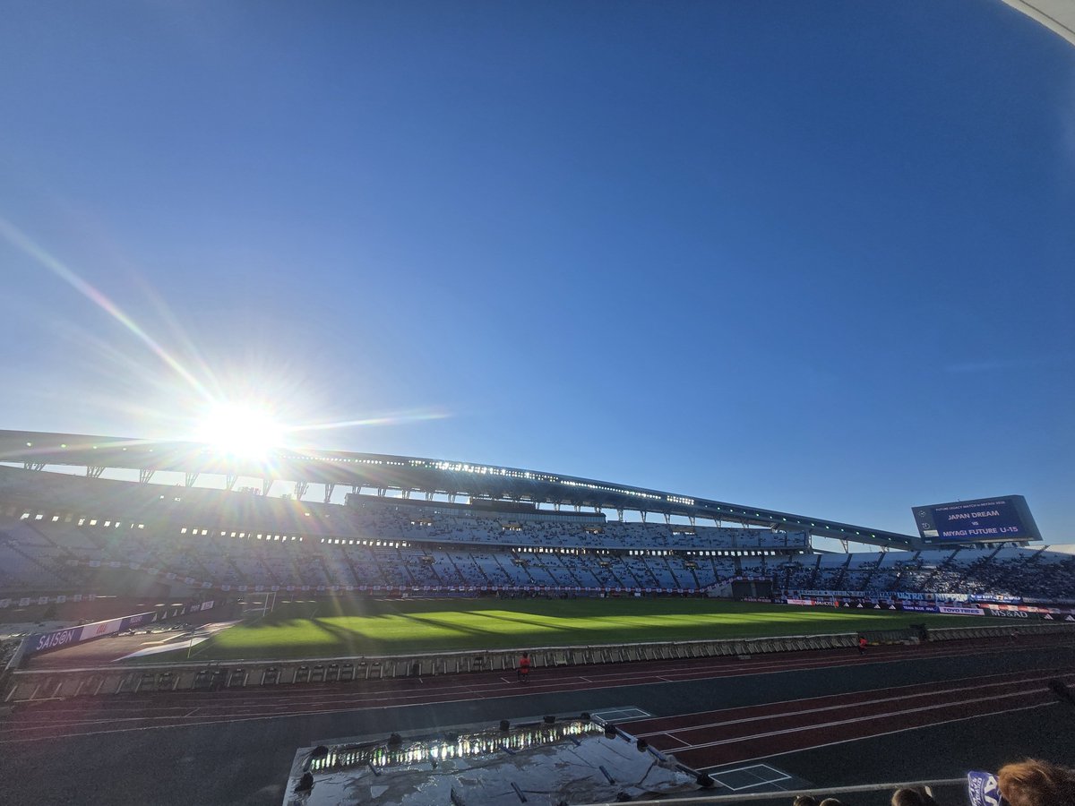 ayucibi2525's tweet photo. 来ました🇯🇵⚽️💙
青空の宮城から SAMURAI BLUEを応援📣
今日は青のカクテルハットと一緒に🎩💙
この景色、この空気感…
キックオフが待ち遠しい！🔥 https://t.co/x2vTpq6QFP