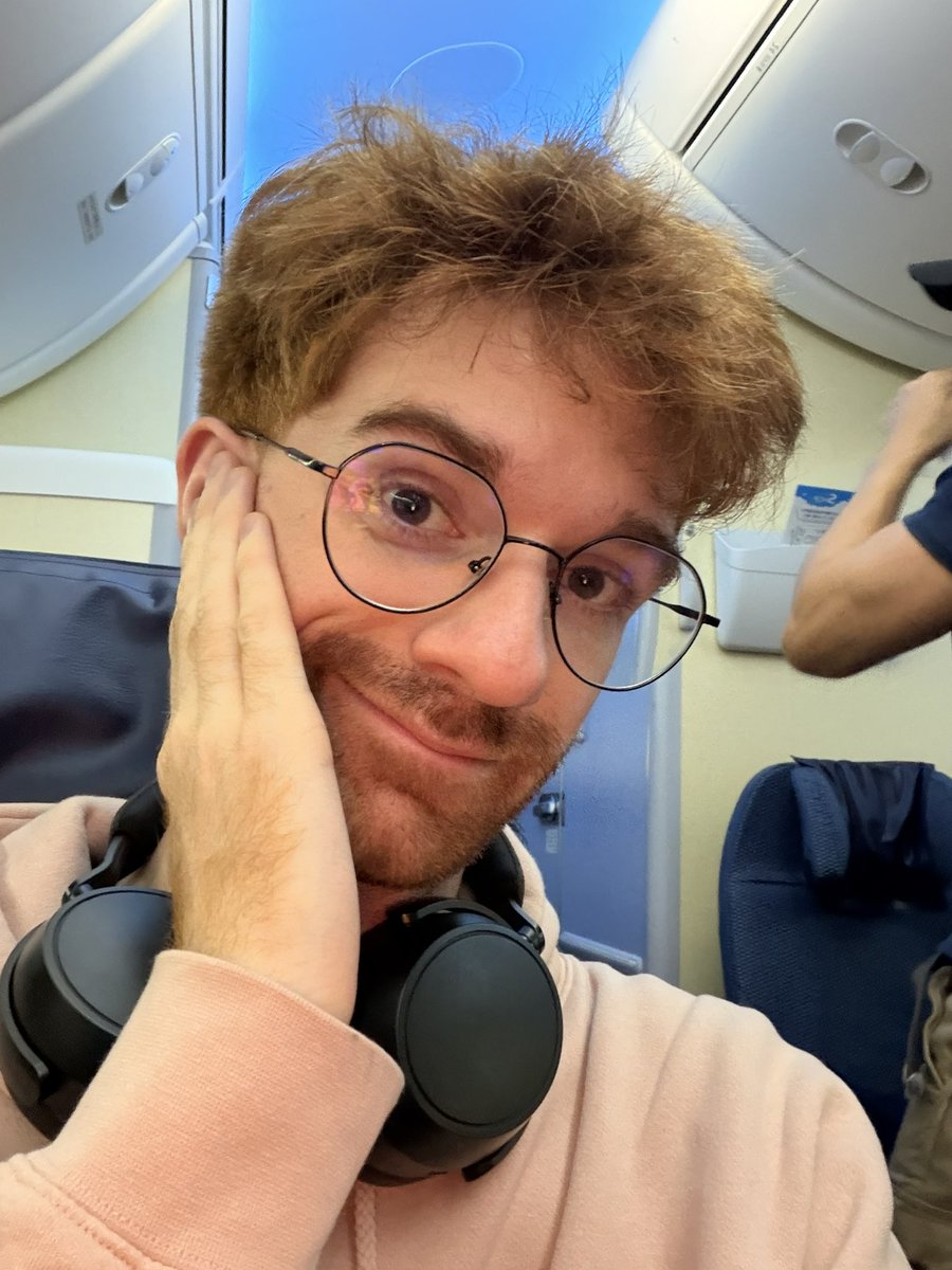 Shadoune666's tweet photo. En mi vuelo para Japón!!! 🇯🇵
Que bonitos los Pokemons en las instrucciones del vuelo 😭 https://t.co/SvPymhLMcD