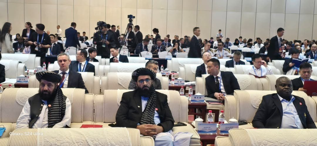 asde88152's tweet photo. د چین په نړیوال امنیتي کنفرانس کې د کورنیو چارو وزارت استازی: افغانستان د اوږدو جګړو وروسته د سولې او ثبات پر لور دی. موږ د متقابل احترام نه مداخلې او ګډ امنیت پر بنسټ د سیمه ییزې او نړیوالې همکارۍ غوښتونکي یو او ډاډ ورکوو چې زموږ خاوره به د چا پر ضد د ناامنۍ لپاره ونه کارول شي. https://t.co/4qElyPOpJT