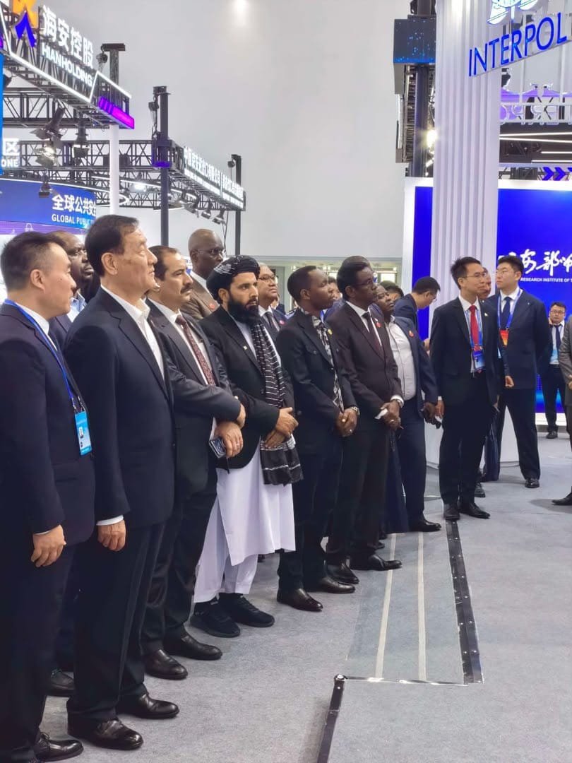 asde88152's tweet photo. د چین په نړیوال امنیتي کنفرانس کې د کورنیو چارو وزارت استازی: افغانستان د اوږدو جګړو وروسته د سولې او ثبات پر لور دی. موږ د متقابل احترام نه مداخلې او ګډ امنیت پر بنسټ د سیمه ییزې او نړیوالې همکارۍ غوښتونکي یو او ډاډ ورکوو چې زموږ خاوره به د چا پر ضد د ناامنۍ لپاره ونه کارول شي. https://t.co/4qElyPOpJT