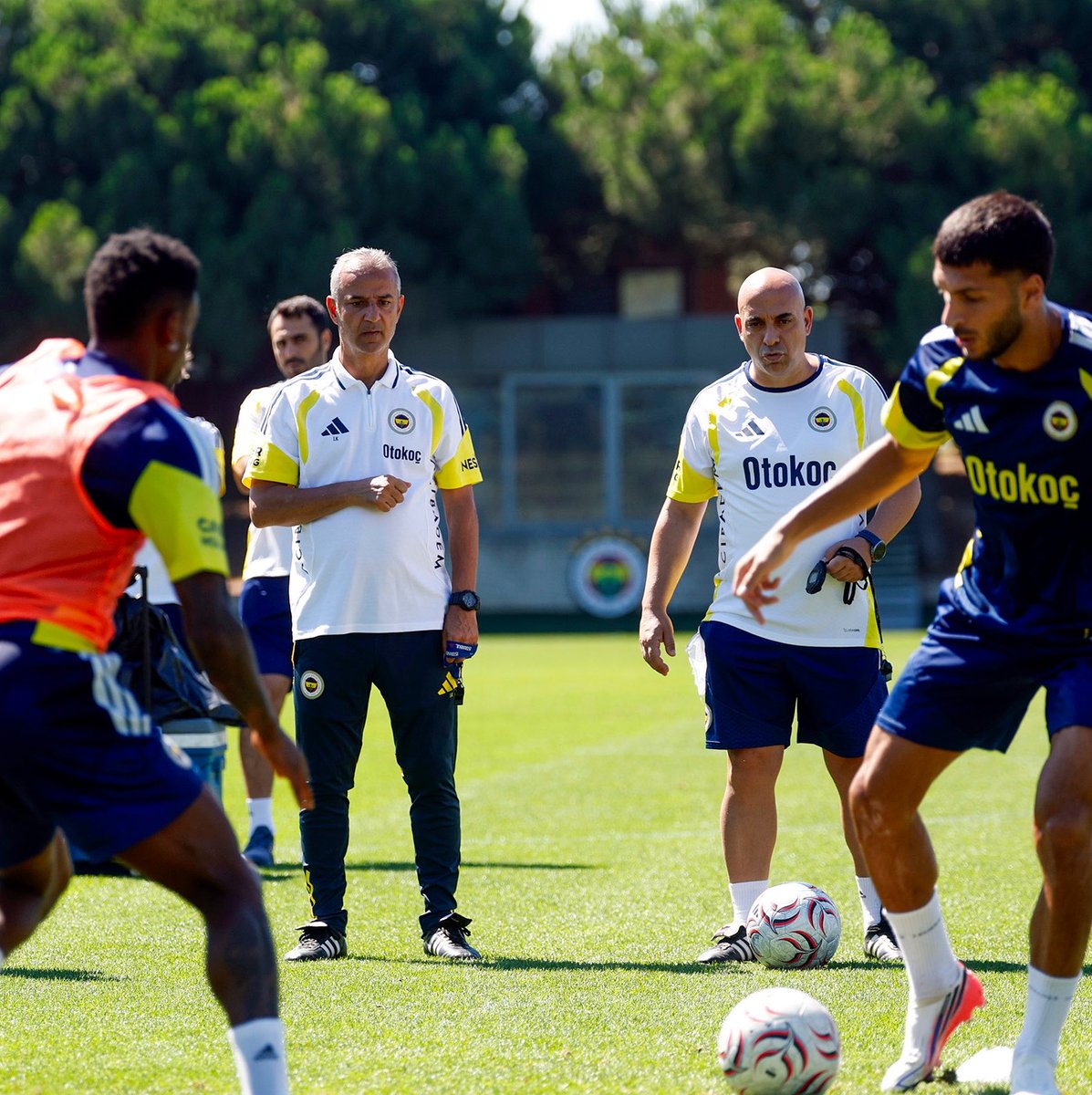 Fenerbahce's tweet photo. 📸 Teknik Direktörümüz İsmail Kartal yönetiminde Gaziantep FK maçı hazırlıklarımız devam ediyor. https://t.co/6RPQxRvl1r