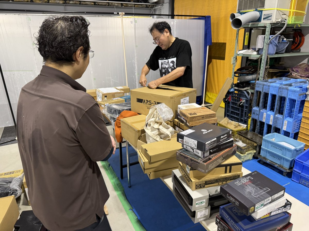 heartboiledueda's tweet photo. さてさてさて！！
いよいよ明日は一大イベント
ハートボイルド×フロンティア×古旗製作所プレゼンツ
『信州シューティングフェス』の開催日です✨

長野県初のエアソフトガンシューティングのみにフォーカスしたビッグイベントです❤️‍🔥
ありがたいことにマック堺様にも応援にきていただけます😭

前日夜は集まれるメンバーで事前に準備してました👍

明日はたくさんのご来場お待ちしております♪

あ、入場無料ですからね🥰
ご安心くださいませ💪

ででで、
この投稿たくさんリポストしてくれると嬉しいです🙇