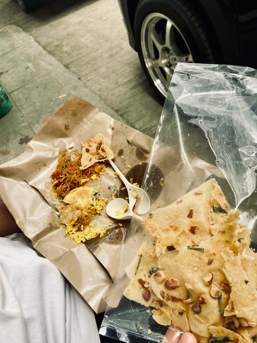 mamahmuda1_'s tweet photo. lagi cuci mobil gak sengaja ketemu bapak penjual nasi kuning gerobakan gitu, and surprisingly rasanya enakkkkk🥹 bapaknya udah tua tapi super friendly, baikkkk dan ramah bgtt🥹🥰 selain nasi kuning beliau jual peyek juga, dan enak bgt! harganya 10rban aja!!??? bapaknya jualan disekitaran bangka dan lampu merah tendean situ, bantu ramein yaa warga🫶🏻🫶🏻