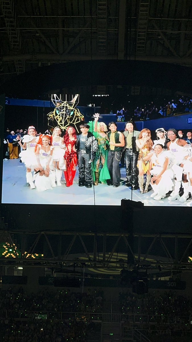 bini_writes's tweet photo. LOOK: Vice Ganda brings an OPM All-Star for the #UAAPSeason89 opener featuring BINI Mikha, BINI Maloi, Baby Dolls, Kyle, Maki and Darrren.  

MIKHALOI OPENS UAAP89
#BINIForEveryoneUAAP
#UAAPSeason89 https://t.co/nkH1JdKN2L