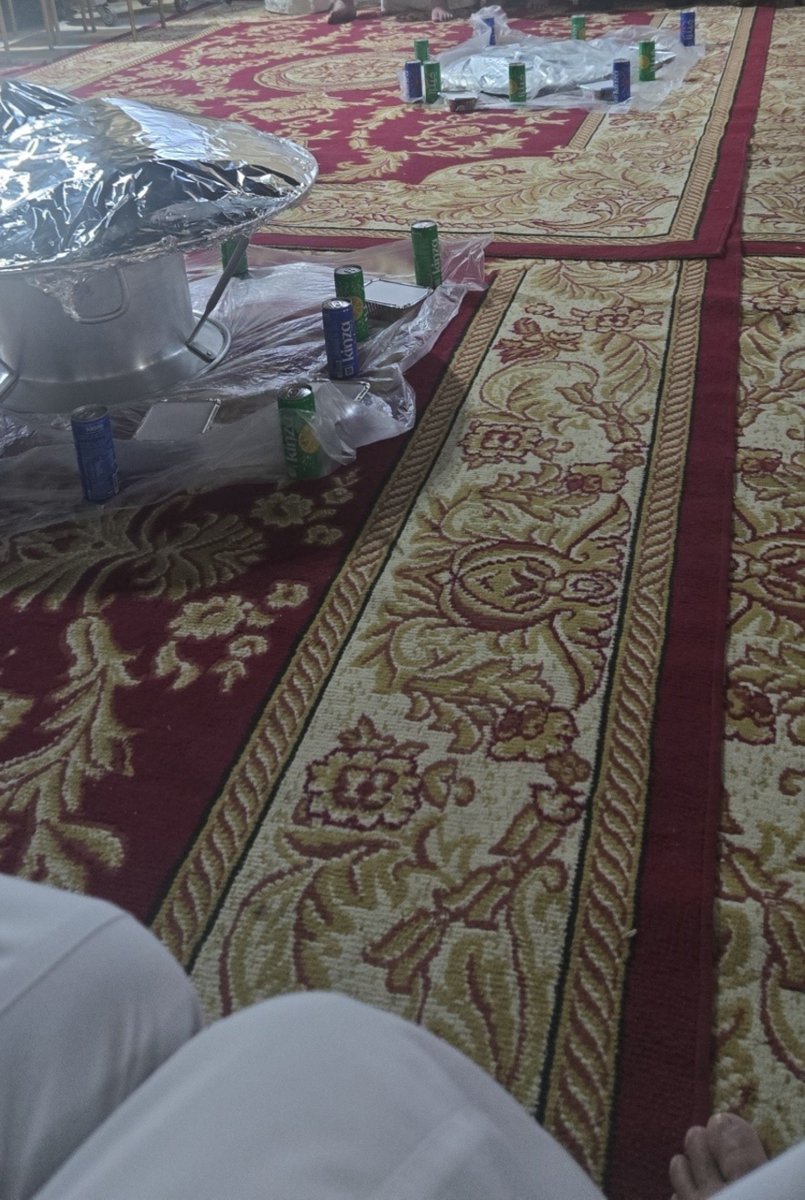 R3aS6's tweet photo. بينما ينشغل البعض بـ 'المقاطعة' في كبرى المتاجر، نجد 'الصمود' الحقيقي هنا في آخر علبة ميرندا أو بيبسي، لأن الجلسة ما تحلى إلا بـ 'الشركات اللي عليها علامة'. قمة الالتزام بقضيتنا العظيمة! 😂" (إشارة ساخرة لاستمرار استخدام مشروبات عالمية رغم دعوات المقاطعة https://t.co/tdfK29j7Jx