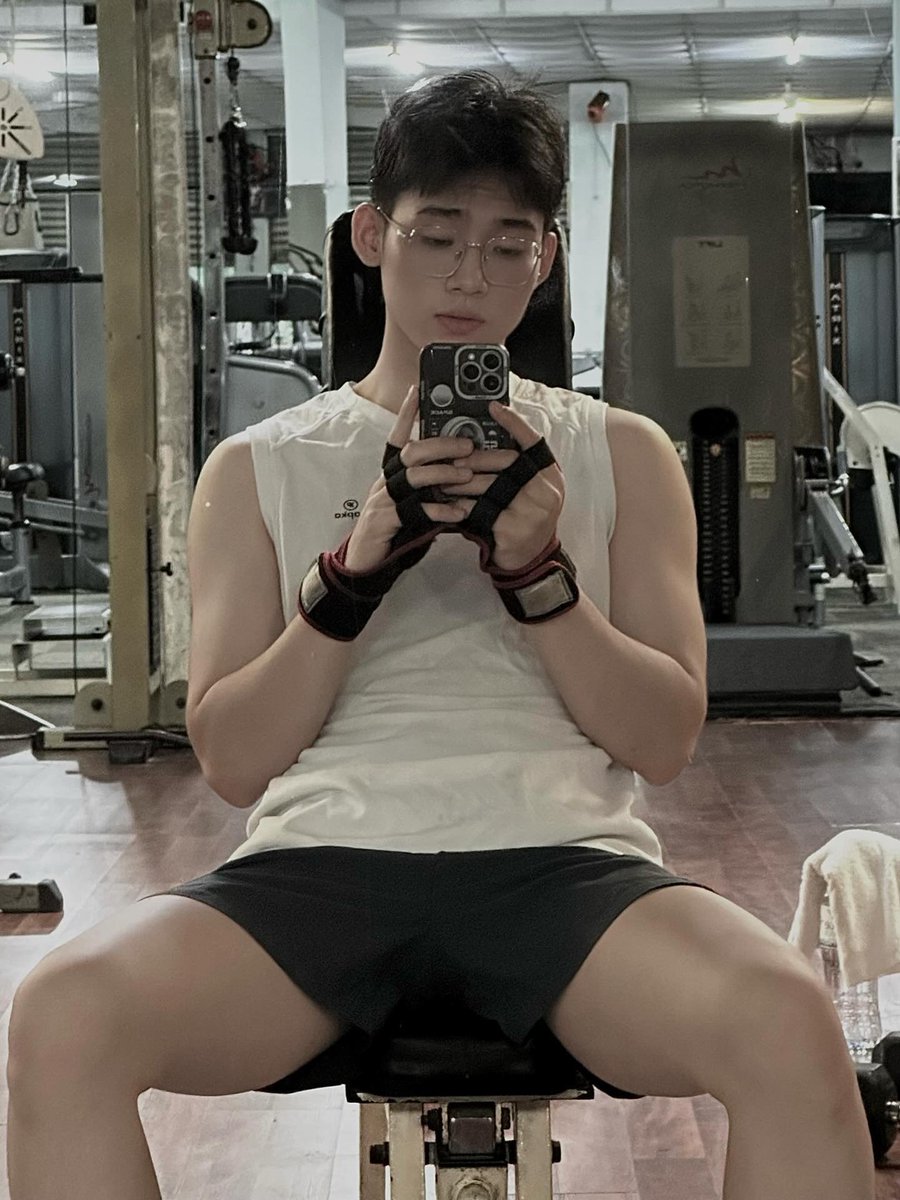 danieldang32801's tweet photo. 男裝輕薄尼龍「雙面」外套👨🏻✨ 鐵灰格紋哈靈頓外套新上市🩶
波浪藍格紋連帽外套補貨到🩵 極輕薄尼龍材質～
防風防潑水，適合雨天、換季或冷氣房內溫差大時穿；不易皺，也很適合旅行時攜帶。 單色&amp;格紋兩面都可穿，
可以搭配不同服飾風格～
一衣兩穿=同時收穫兩件外套超划算🫶🏻 售價與優惠活動✨… https://t.co/gPlhS9Dhsz