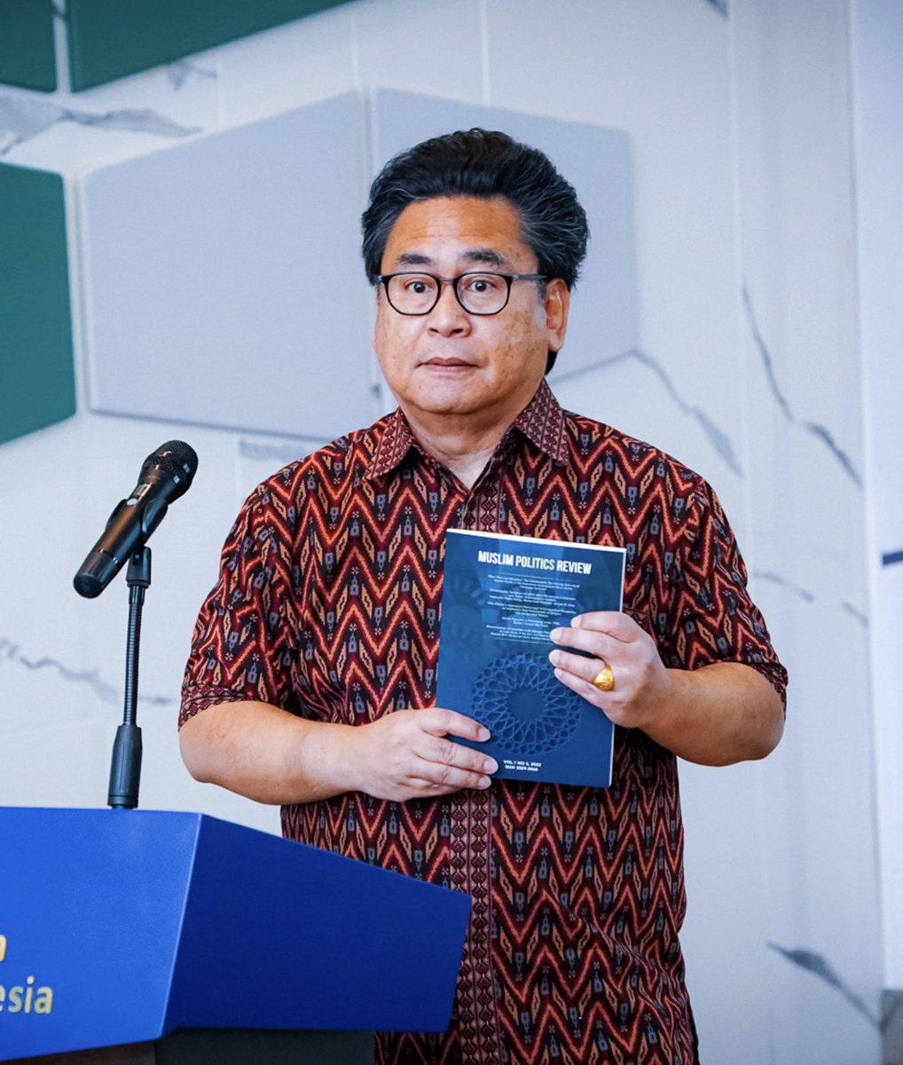 dosenhukumnotes's tweet photo. saya mencoba menyimpulkan dalam satu kalimat, buku terbaru dari Prof. Vedi Hadiz 👇

"Jika Reformasi dimaksudkan untuk mengakhiri oligarki, maka Reformasi justru menjadi alat kebangkitan oligarki, karena elite lama berhasil menyesuaikan diri, menguasai demokrasi, lalu merebut kembali negara melalui mekanisme yang semula dirancang untuk membatasi mereka."

***
referensi: 
Hadiz, Vedi R., and Richard Robison. Oligarchy and the End of Reformasi in Indonesia: Power Reorganised. 2nd ed. Abingdon, Oxon: Routledge, 2026.