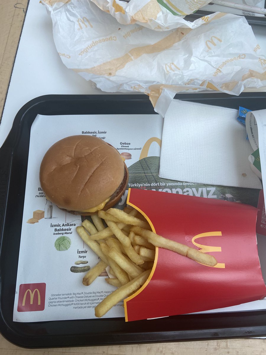 Talhaky's tweet photo. @McDonalds chse brgr mnu. Oğluşum az daha küçültün bu fazla https://t.co/UqrjBTg9ez